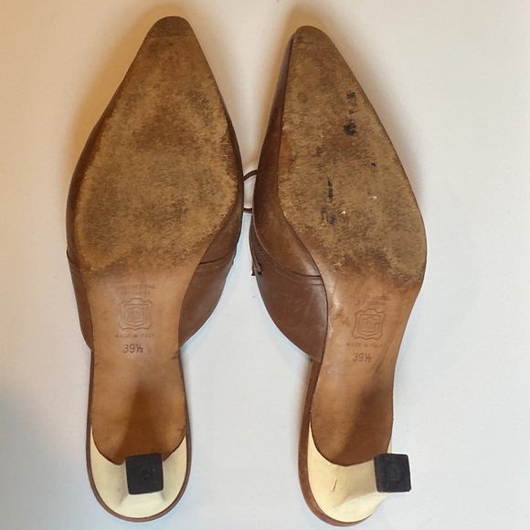 Manolo Blahnik 39 1/2 brown slides kitten heels. Brown leather, white stitching - Picture 5 of 9